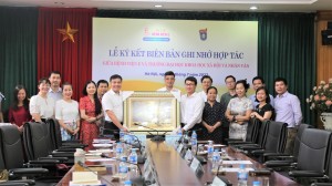 TS. Đặng Kim Khánh Ly (Trưởng Khoa Xã hội học) dự lễ ký kết biên bản hợp tác giữa Trường ĐHKHXH&NV và Bệnh viện E