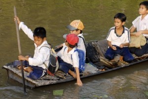 Tuyển nhóm chuyên gia trong nước cho nghiên cứu "Thực trạng nhận thức và hiểu biết pháp luật cho cha mẹ và trẻ em dân tộc thiểu số đi học bằng thuyền về quyền học tập và an toàn giao thông đường thuỷ nội địa tại tỉnh Hoà Bình"