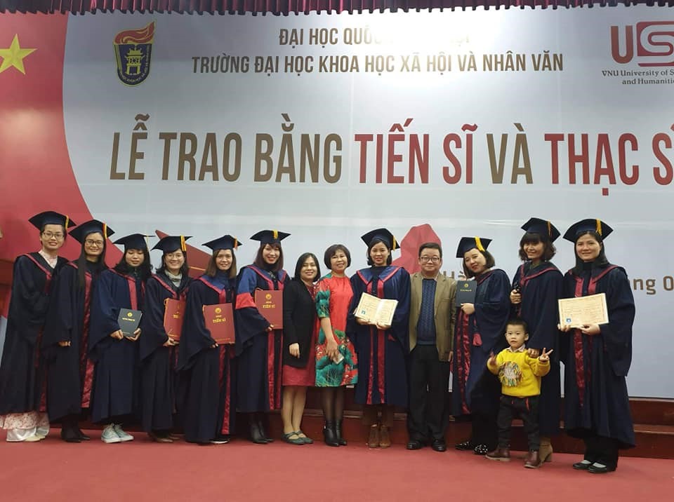 Trao bằng cho các nghiên cứu sinh và học viên cao học 2018-2019
